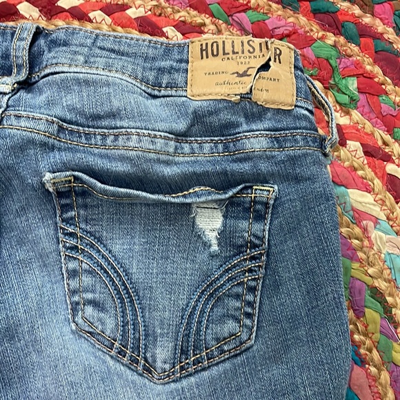 Women’s hollister light wash ripped jeans - Picture 4 of 5
